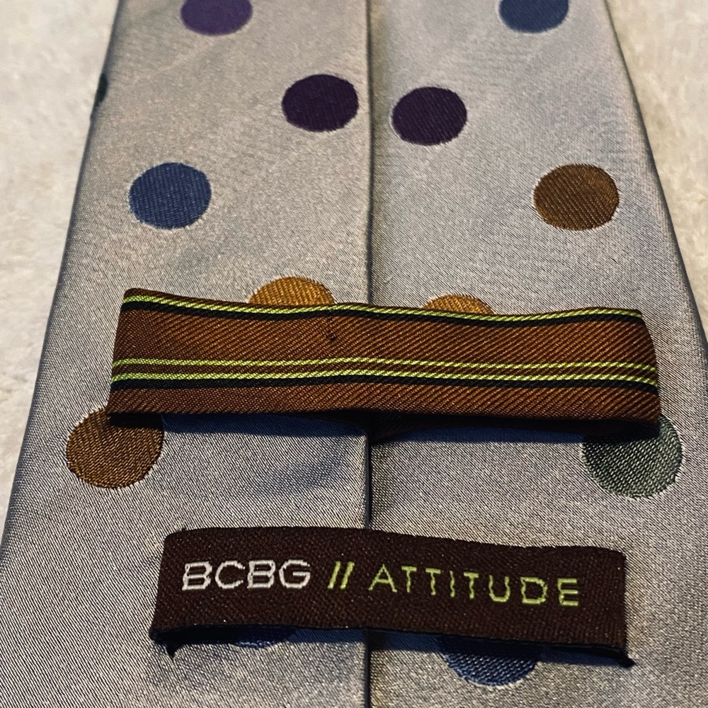 Brand New Stylish Tie By BCBG - Picture 4 of 4